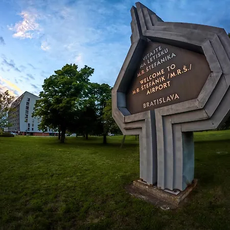 Skyflat Bratislava-new Near Airport Free Parking 公寓